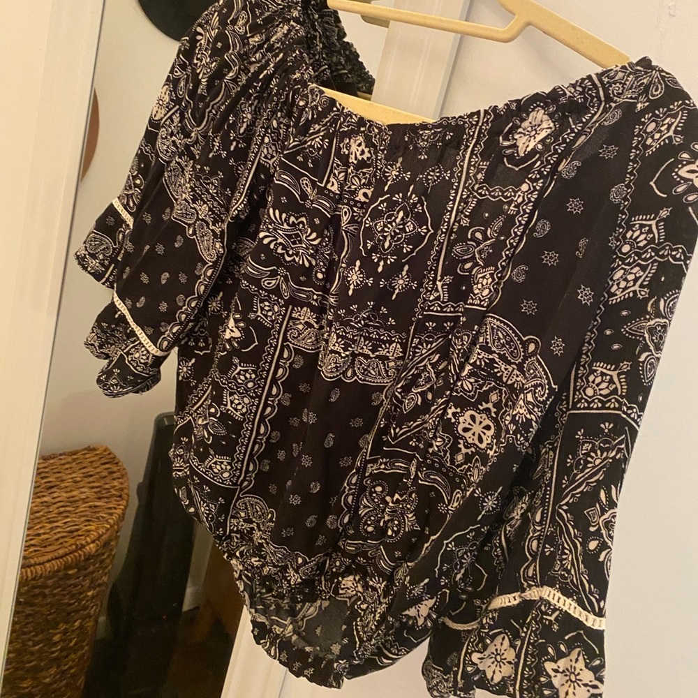 Flowy off the should black and white crop top - Picture 2 of 4